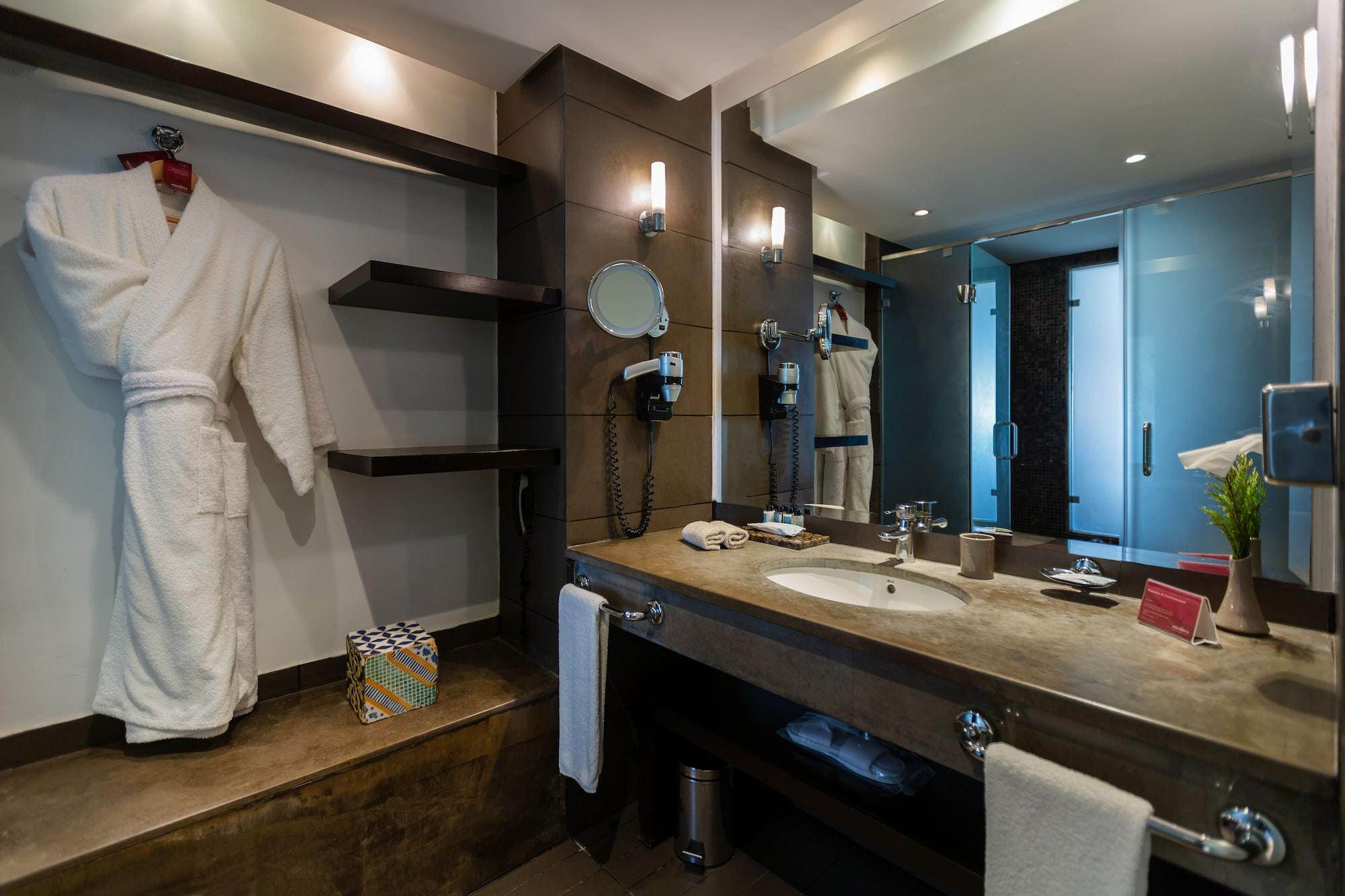 Deluxe King Room with Sea and Pool View